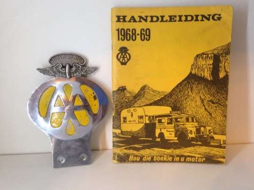 AA MOTOR BADGE WITH AA 1968-69 HANDLEIDING - GREAT FIND -