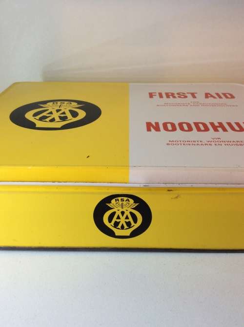 AA FIRST AID TIN - FULL CONTENTS AND RARELY SEEN IN THIS GREAT CONDITION - GREAT FIND -