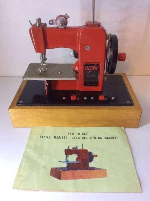 VINTAGE ELECTRIC LITTLE MODISTE CHILD'S SEWING MACHINE - MADE IN JAPAN -