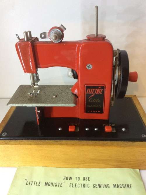 VINTAGE ELECTRIC LITTLE MODISTE CHILD'S SEWING MACHINE - MADE IN JAPAN -