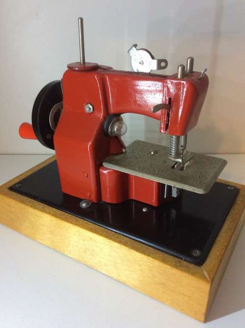 VINTAGE ELECTRIC LITTLE MODISTE CHILD'S SEWING MACHINE - MADE IN JAPAN -