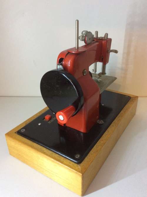 VINTAGE ELECTRIC LITTLE MODISTE CHILD'S SEWING MACHINE - MADE IN JAPAN -