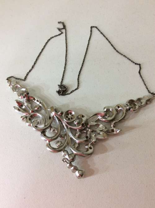 VINTAGE CUSTOM JEWELRY NECKLACE  WITH SMALL STONES - GREAT DETAIL & CRAFTMANSHIP -