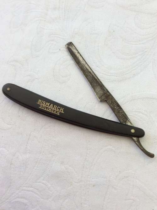 VINTAGE BISMARCK THROAT RAZOR