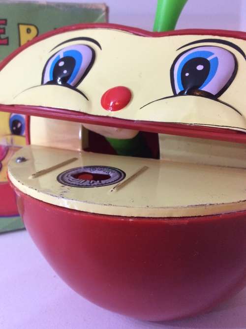 WIND UP APPLE TIN/PLASTIC LITHO BANK - 1960s - WORKS 100% - JAPAN MADE - EXTREMELY RARE -