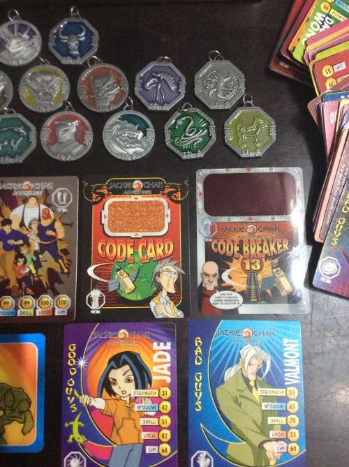 MASSIVE LOT - JACKIE CHAN ADVENTURES TRADING CARDS AND MEDALS - 300+ - 20 medals & tin - AWESOME -