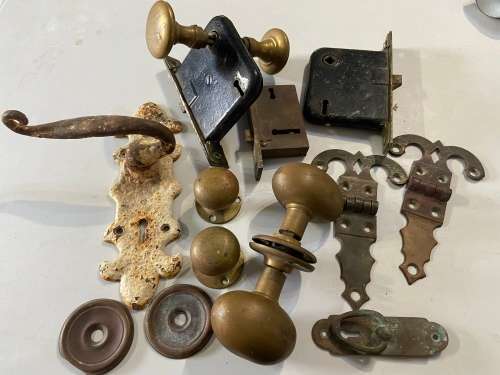 OLD DOOR KNOBS AND HINDGES - ALL ONE BID -