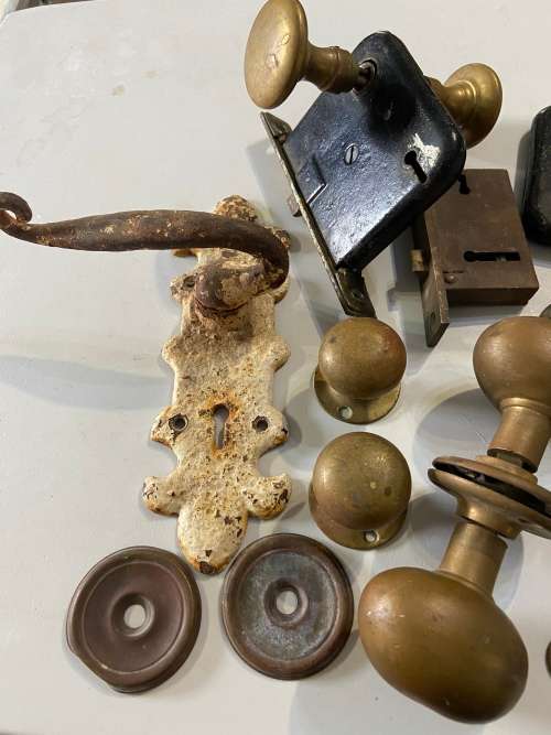 OLD DOOR KNOBS AND HINDGES - ALL ONE BID -