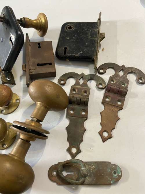 OLD DOOR KNOBS AND HINDGES - ALL ONE BID -