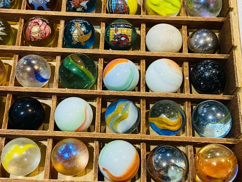 COLLECTION 89 VINTAGE BIG MARBLES - 11 LATE 1990s POKÉMON MARBLES INCLUDED - JOBLOT -