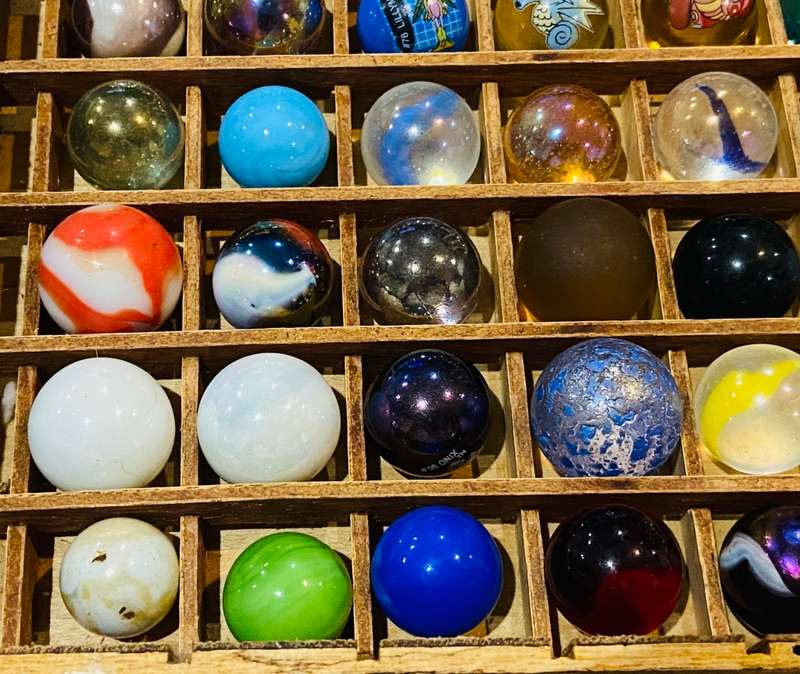 COLLECTION 89 VINTAGE BIG MARBLES - 11 LATE 1990s POKÉMON MARBLES INCLUDED - JOBLOT -