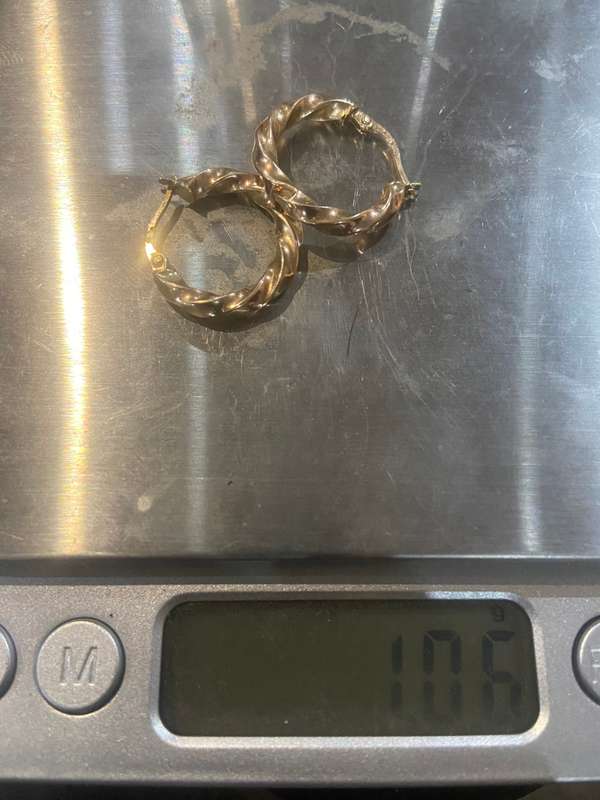 9 Carat Gold earrings - 1.06 grams  -