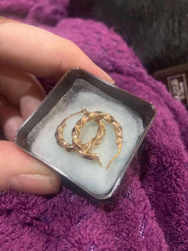 9 Carat Gold earrings - 1.06 grams  -