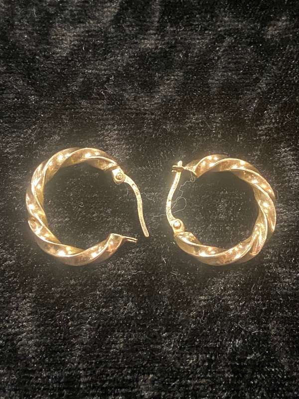 9 Carat Gold earrings - 1.06 grams  -