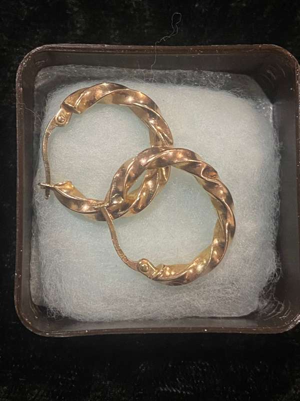 9 Carat Gold earrings - 1.06 grams  -