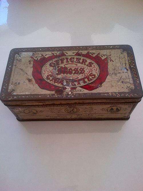 VINTAGE CIGARETTE TIN : OFFICERS MESS CIGARETTES - EARLY 1900'S