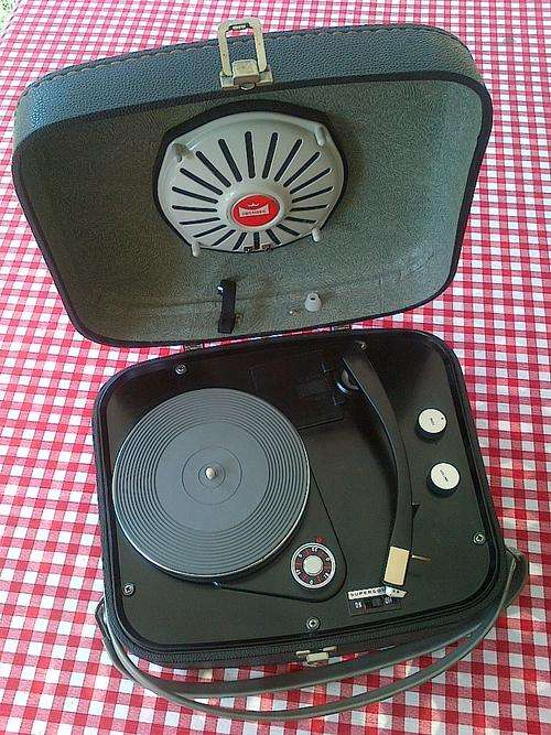SUPERSONIC PORTABLE CARRY CASE TURNTABLE - AMAZING FIND, MUST HAVE! -