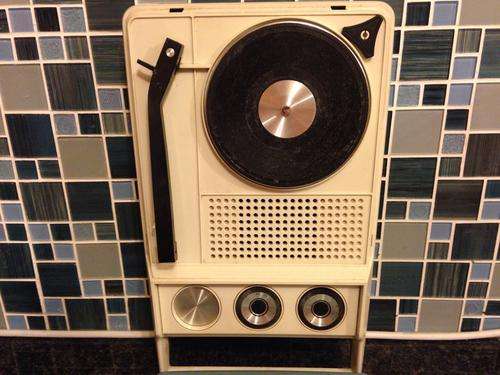 GALLO PORTABLE 1960's PHONOGRAPH / RECORD PLAYER - WORKING - FOUR SINGLE RECORD INCLUDED - AMAZING -