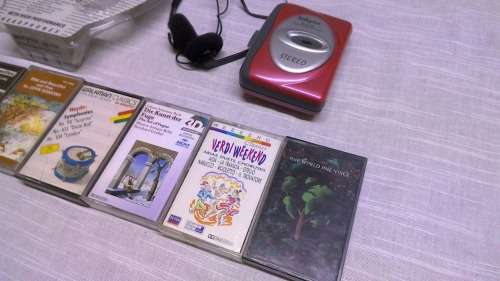 Sakyno SK-3100 Auto Stop Walkman With 6 Original Chrome Cassette Tapes .