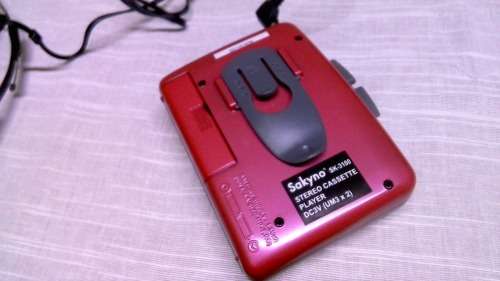 Sakyno SK-3100 Auto Stop Walkman With 6 Original Chrome Cassette Tapes .