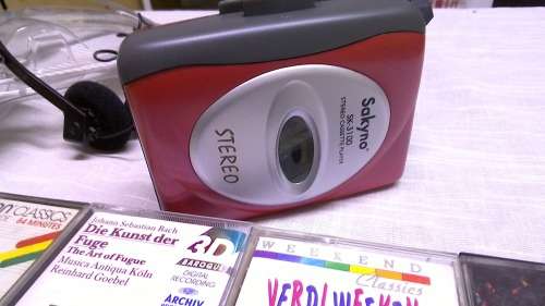 Sakyno SK-3100 Auto Stop Walkman With 6 Original Chrome Cassette Tapes .