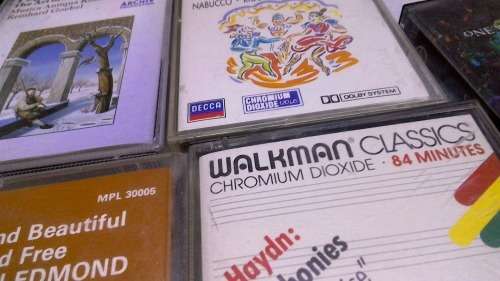 Sakyno SK-3100 Auto Stop Walkman With 6 Original Chrome Cassette Tapes .