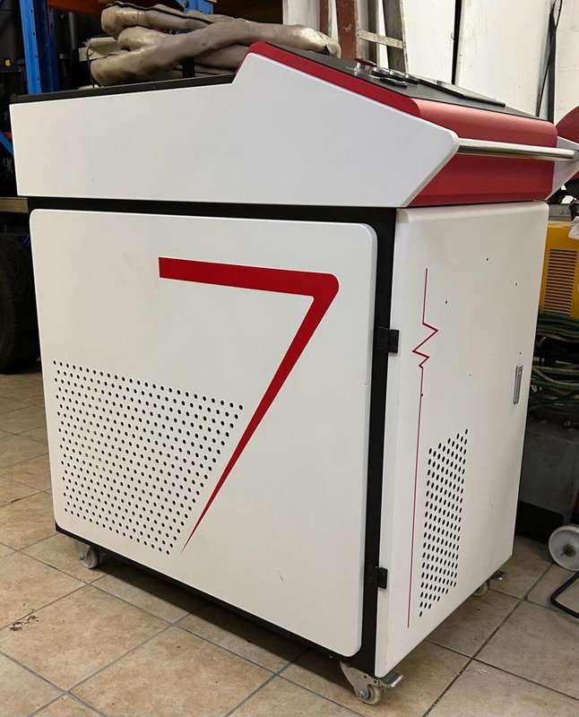 1500W Hand-held fiber laser cleaning machine (CW)