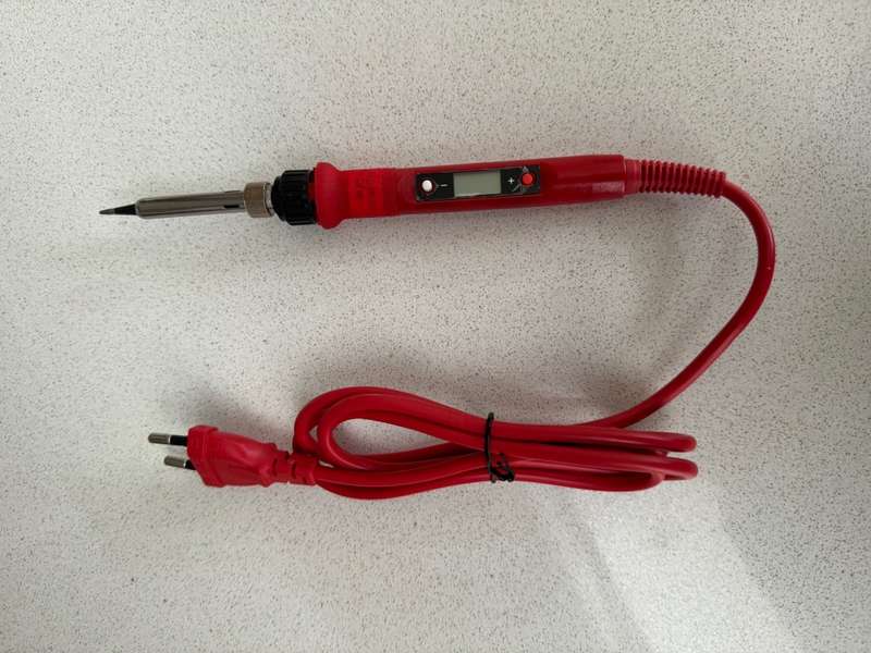 Soldering iron with temperature control and LCD screen , perfect for precision soldering