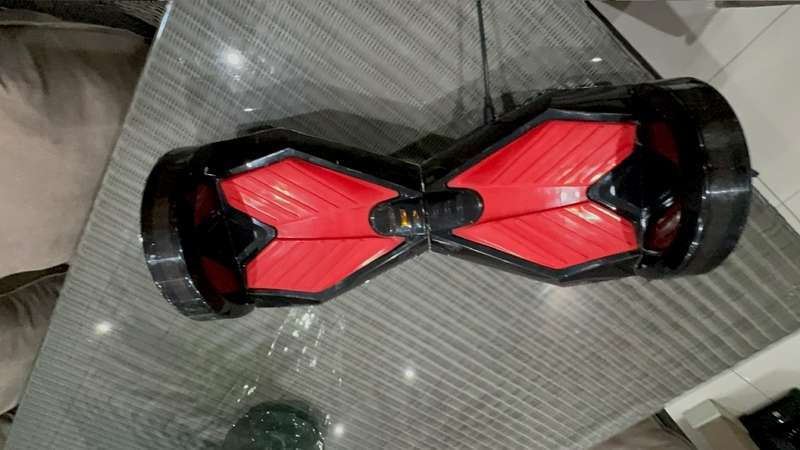 8 inch Bluetooth Smart Self Balancing Hoverboard (PLEASE READ - BATTERY NEEDS REPLACING)