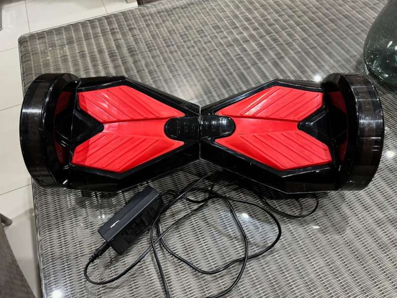 8 inch Bluetooth Smart Self Balancing Hoverboard (PLEASE READ - BATTERY NEEDS REPLACING)