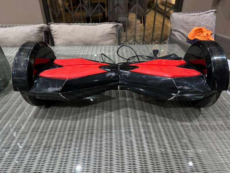 8 inch Bluetooth Smart Self Balancing Hoverboard (PLEASE READ - BATTERY NEEDS REPLACING)
