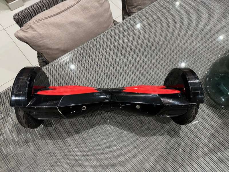 8 inch Bluetooth Smart Self Balancing Hoverboard (PLEASE READ - BATTERY NEEDS REPLACING)