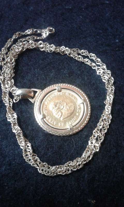 1976  GOLD R1 SET IN 9 CT GOLD PENDANT WITH 9 CT GOLD CHAIN WEIGHT IS 11.4 GRAMS