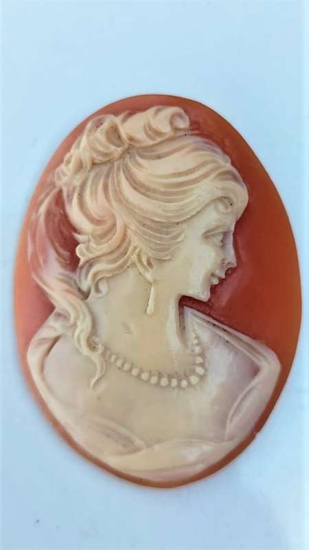 Beautiful Big Loose `VINTAGE CAMEO` (Carved from Shell.)