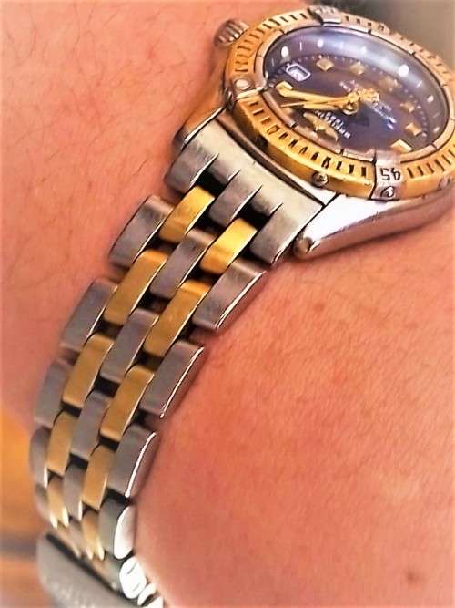 GENUINE` 18 CARAT GOLD` BREITLING Ladies Watch. (Damaged)