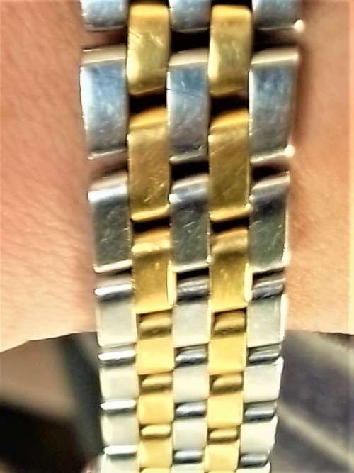 GENUINE` 18 CARAT GOLD` BREITLING Ladies Watch. (Damaged)