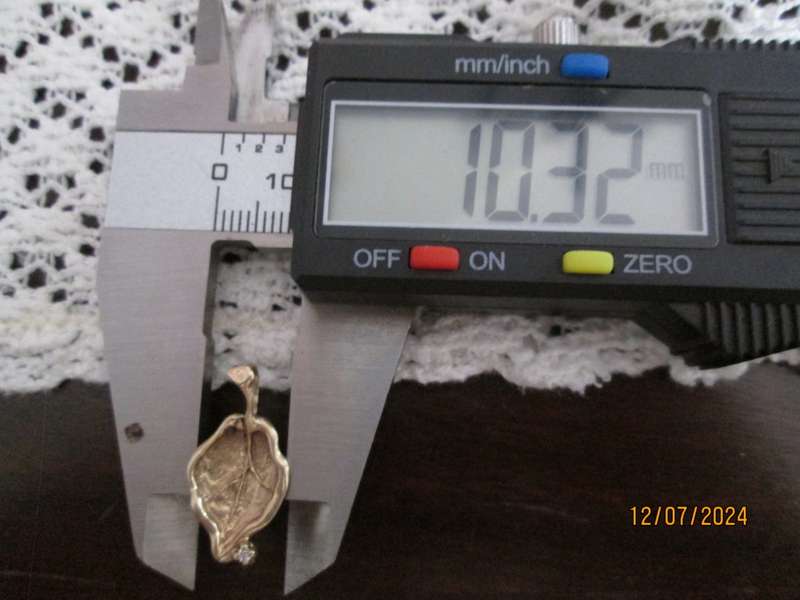 `GENUINE 9 CARAT GOLD LEAF PENDANT With a 0.05 Carat Natural Diamond