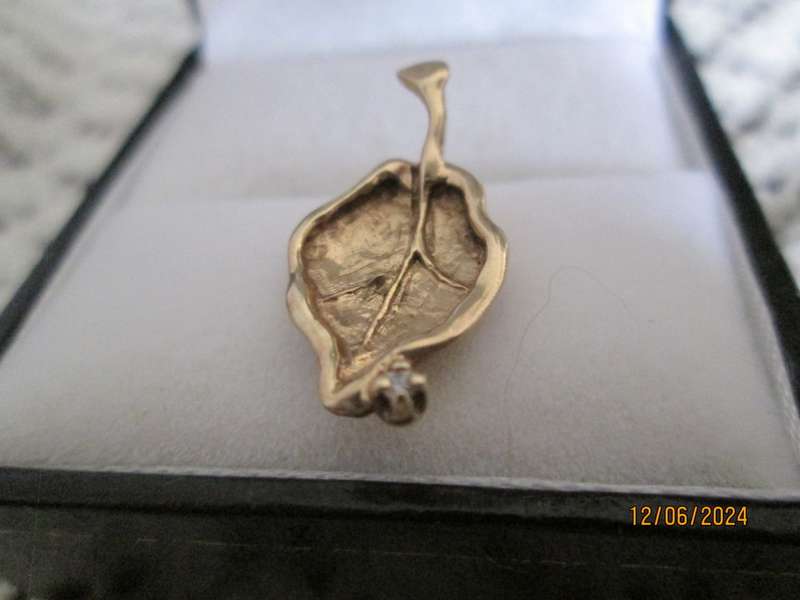 `GENUINE 9 CARAT GOLD LEAF PENDANT With a 0.05 Carat Natural Diamond