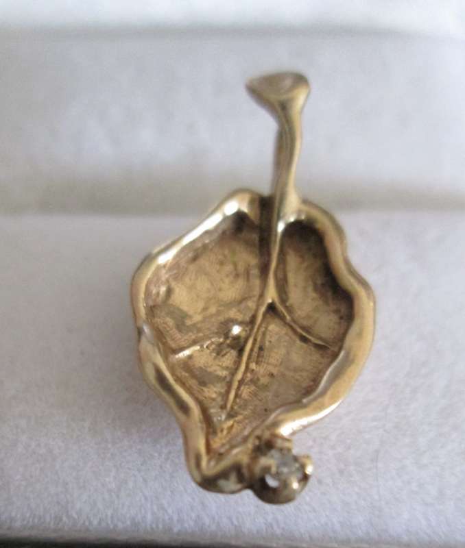 `GENUINE 9 CARAT GOLD LEAF PENDANT With a 0.05 Carat Natural Diamond