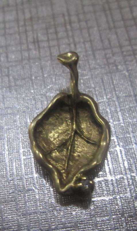 `GENUINE 9 CARAT GOLD LEAF PENDANT With a 0.05 Carat Natural Diamond