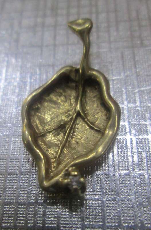 `GENUINE 9 CARAT GOLD LEAF PENDANT With a 0.05 Carat Natural Diamond