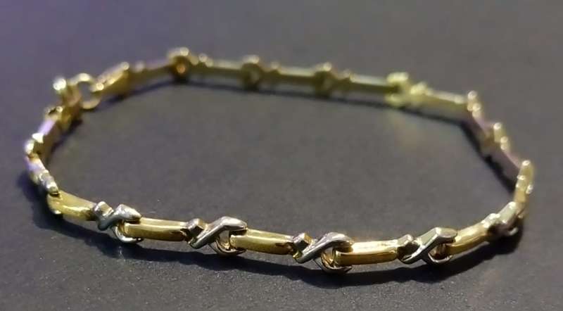 Beautiful `TWO TONE` 9ct Ladies Designer Bracelet.
