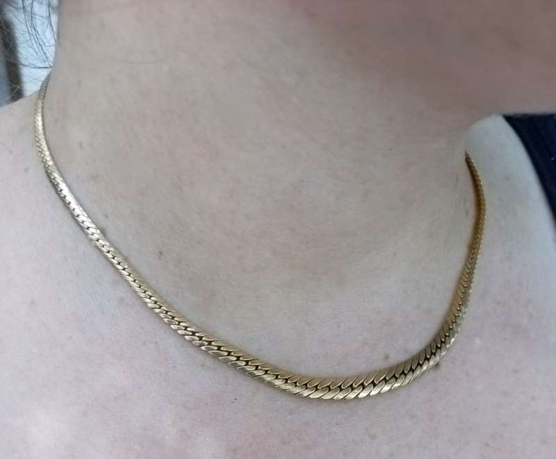 Beautiful `ITALY 9CT GOLD` Ladies SNAKE CHAIN.
