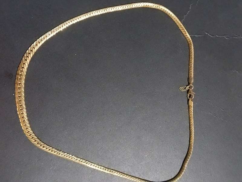 Beautiful `ITALY 9CT GOLD` Ladies SNAKE CHAIN.