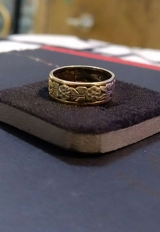 `ANTIQUE WEDDING RING` Floral Design set in 9CT Yellow and White Gold (Genuine Gold.)