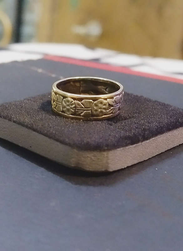 `ANTIQUE WEDDING RING` Floral Design set in 9CT Yellow and White Gold (Genuine Gold.)