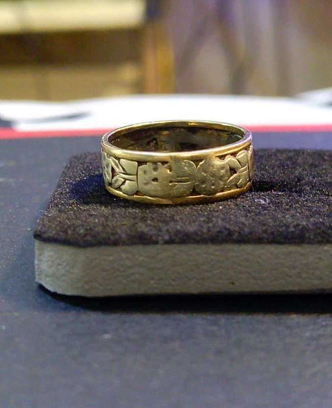 `ANTIQUE WEDDING RING` Floral Design set in 9CT Yellow and White Gold (Genuine Gold.)