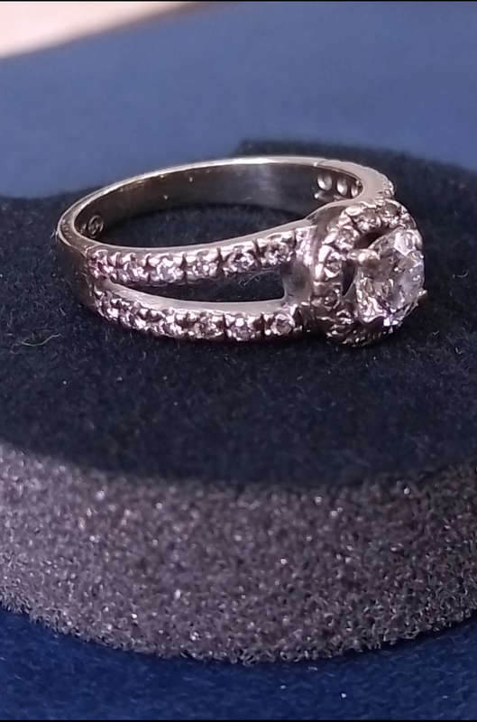 0.80 Carat Diamond Engagement `Split Shank` Ring in 18CT White Gold.( Genuine Diamonds & Gold)