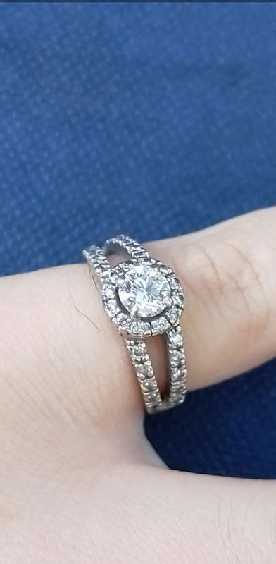 0.80 Carat Diamond Engagement `Split Shank` Ring in 18CT White Gold.( Genuine Diamonds & Gold)