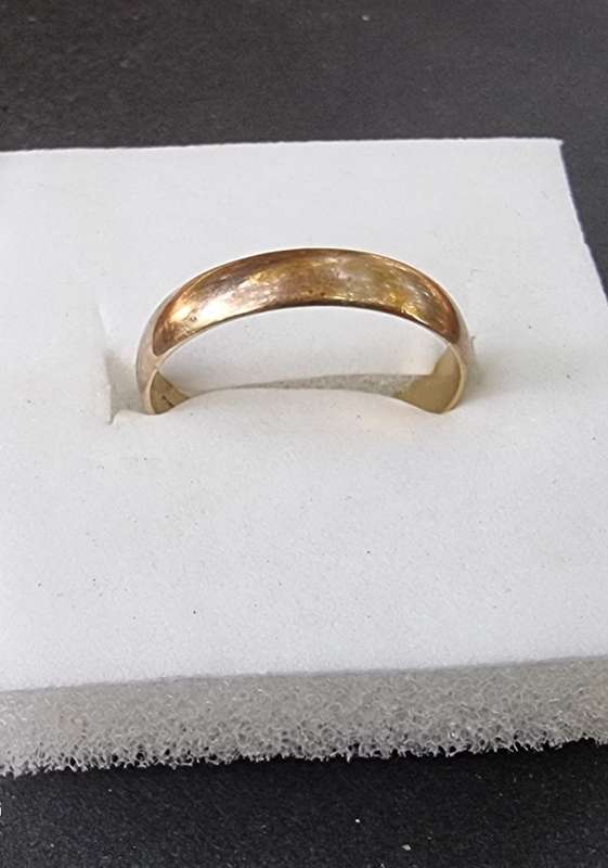 `PLAIN: 9CT Yellow Gold Wedding Band. ( Genuine Gold. )
